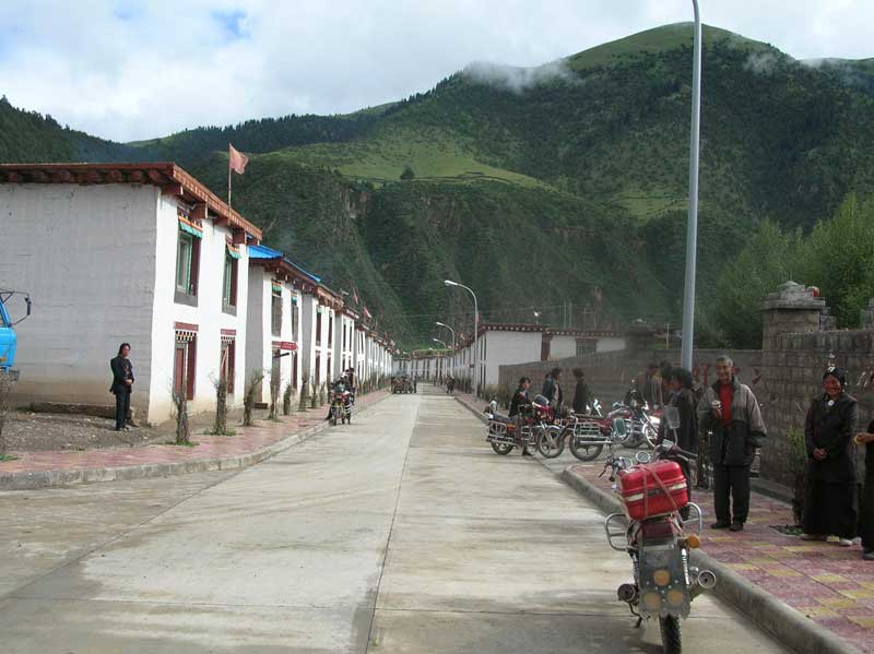 nouveau village dans le Nord du Tibet (photo JPDes. 2005) nouveau village dans le Nord du Tibet (photo JPDes. 2005)