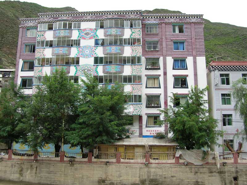 Urbanisation à Derong dans l'Est du Tibet (photo Jpdes. 2007) Urbanisation à Derong dans l'Est du Tibet (photo Jpdes. 2007)