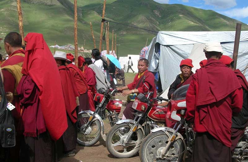 moines tibétains de s trie au  festival de Yushu (JPD 2005)