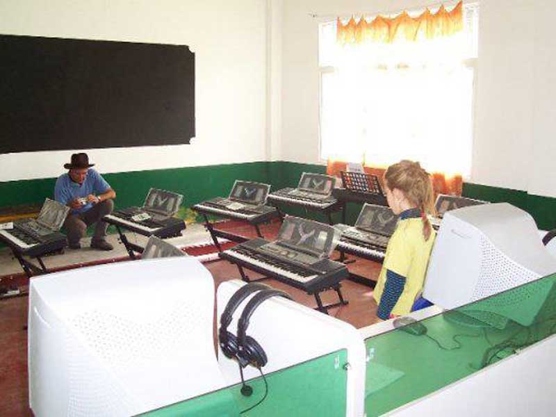 lors d’un arrêt imprévu dans un village dans l’Est du Tibet : du matériel informatique et musical dernier modèle subsidié par une autre province chinoise pour une école primaire tibétaine lors d’un arrêt imprévu dans un village dans l’Est du Tibet : du matériel informatique et musical dernier modèle subsidié par une autre province chinoise pour une école primaire tibétaine