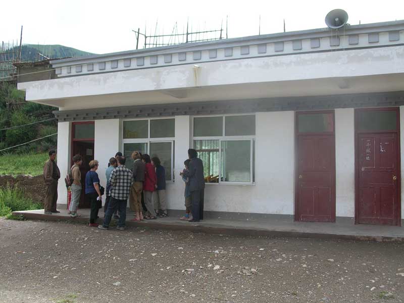 Notre groupe en discussion avec le concierge de l'école (photo JPDes. 2005)