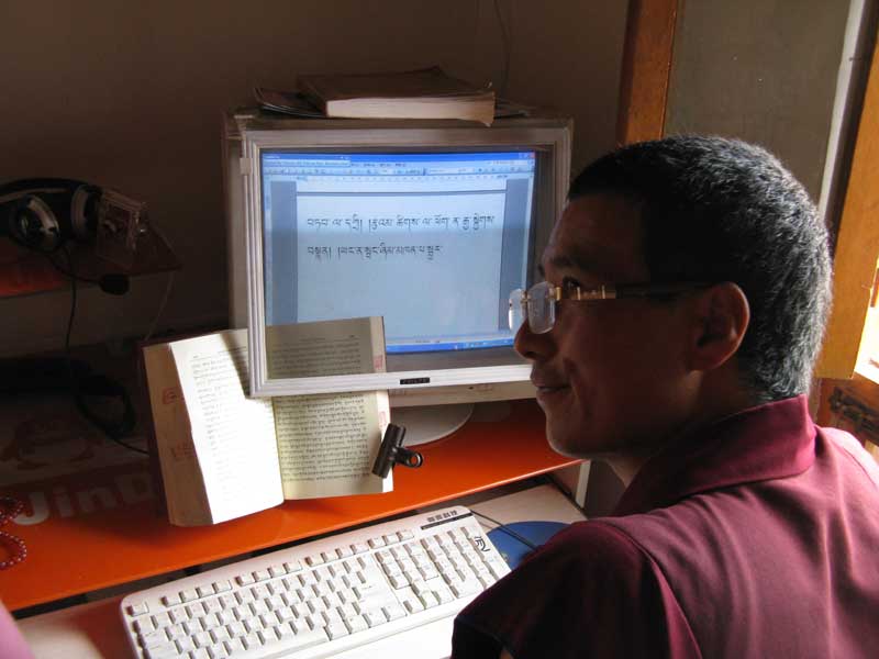 sutras recopiés sur PC en tibétain (photo JPDes. 2009)