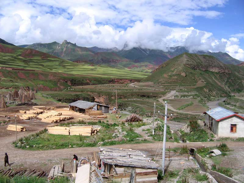 Bourgade dans le Nord du Tibet desservie en électricité (photo JPDes. 2005)