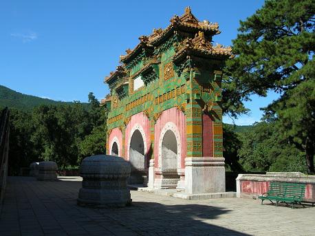 le portique de Zhao Miao sur les collines de l'Ouest (photo JPDes. 2009)