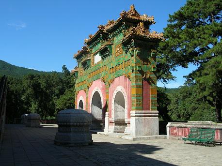 le portique de Zhao Miao sur les collines de l'Ouest (photo JPDes. 2009) le portique de Zhao Miao sur les collines de l'Ouest (photo JPDes. 2009)