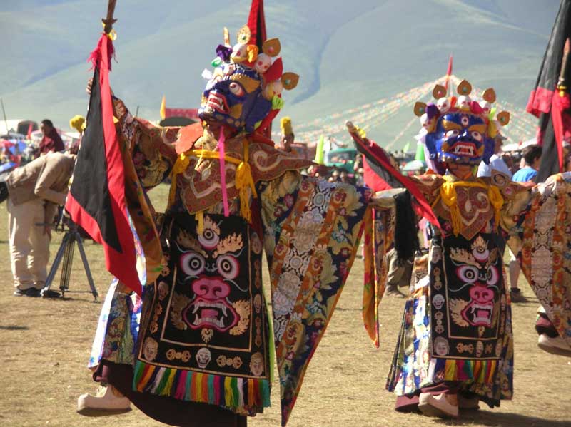 moines dansants au festival de Yushu (photo Jpdes, 2005)