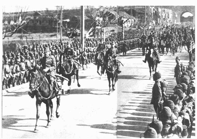Cérémonie d‘entrée des troupes impériales japonaises dans la ville de Nankin, le 27 mars 1938. (Source : Asahi Shimbun ; Wikimédia Commons)