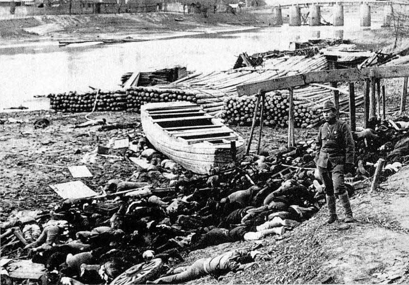 Massacre de Nankin : cadavres de victimes civiles aux bords de la rivière Qinhuai, entre fin 1937 et début 1938 (Source : Wikimédia Commons ; auteur : Moriyasu Murase)