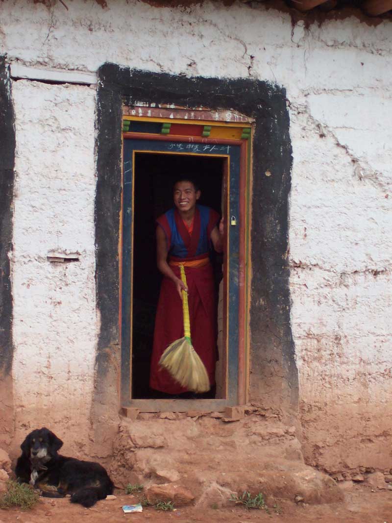 devant la porte d'entrée d'un monastère bön (photo JPDes. 2005)