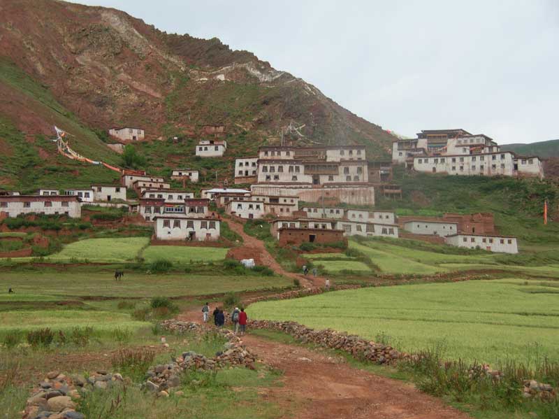 monastère bön encore en activité près de Dengqeng, dans le Nord-est du Tibet (photo JPDes. 2005)
