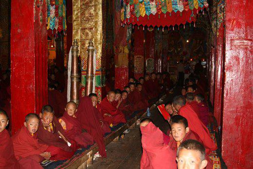 cérémonie religieuse au monastère de Litang au Sichuan (photo JPDes. 2007) cérémonie religieuse au monastère de Litang au Sichuan (photo JPDes. 2007)