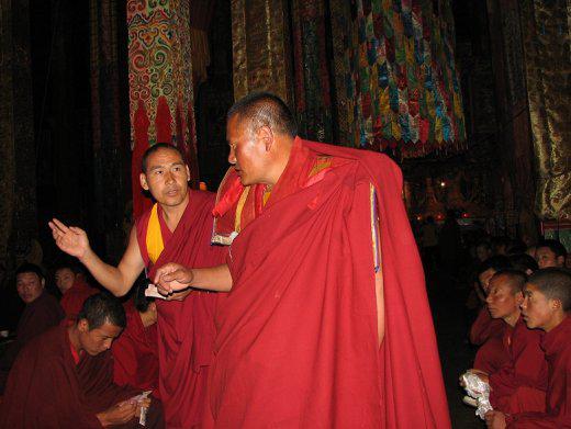  dobdo ou moine-surveillant (aux épaules renforcées) responsable de l’ordre au monastère de Litang (photo JPDes. 2007)