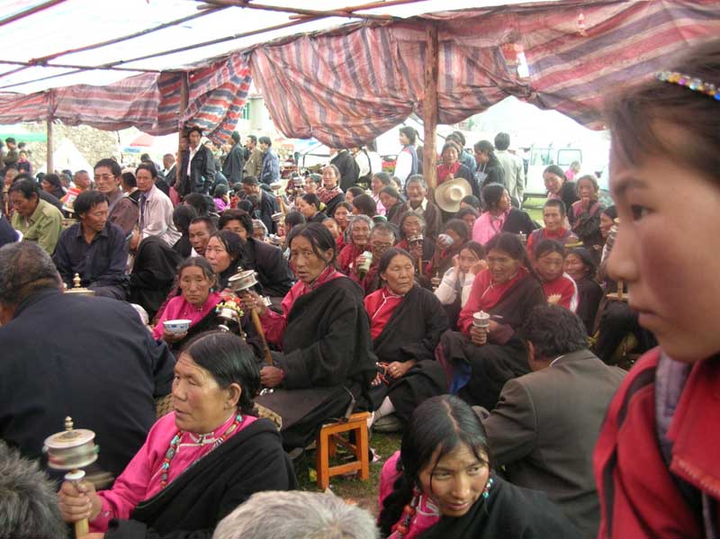 Lors d'une prière publique au Qinghai (photo Jpdes 2005) Lors d'une prière publique au Qinghai (photo Jpdes 2005)