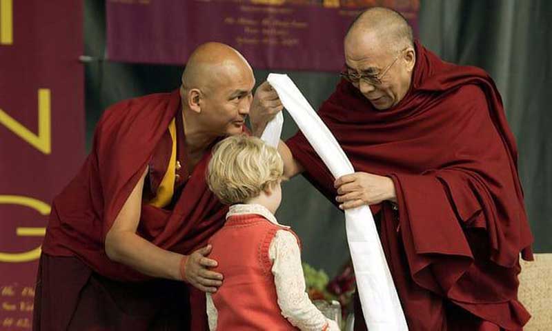 Le dalaï-lama (à droite) avec Tenzin Dhonden en Idaho en 2005 (photo : Ted S Warren/AP) Le dalaï-lama (à droite) avec Tenzin Dhonden en Idaho en 2005 (photo : Ted S Warren/AP)