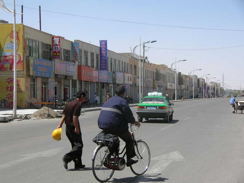 Grande avenue à Golmud (JPD 2007) Grande avenue à Golmud (JPD 2007)