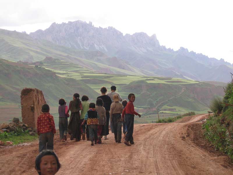 Campagne dans l'Est du Tibet (photo JPDes. 2005)