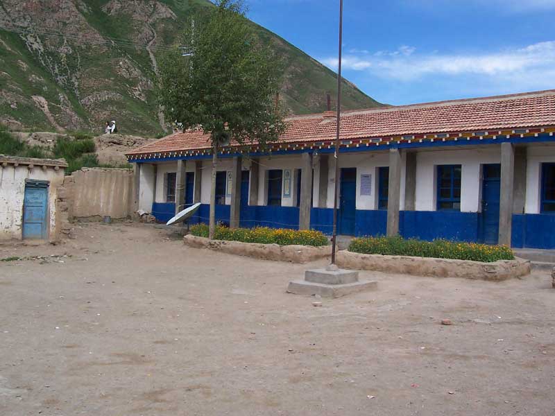 Une école primaire en province du Qinghai près de la frontière avec la R.A.T., pendant les vacances d'été (photo JPDes. 2007) Une école primaire en province du Qinghai près de la frontière avec la R.A.T., pendant les vacances d'été (photo JPDes. 2007)