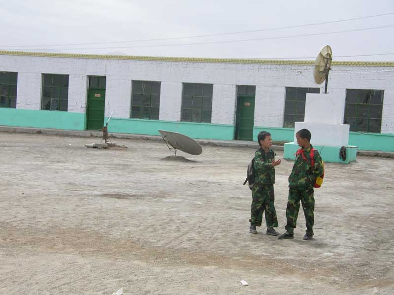 Dans une école privée sur modèle militaire au Qinghai (photo JPDes., 2008) Dans une école privée sur modèle militaire au Qinghai (photo JPDes., 2008)