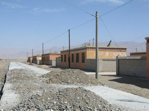 nouveau village dans le désert près de Golmud (photo JPDes. 2007)