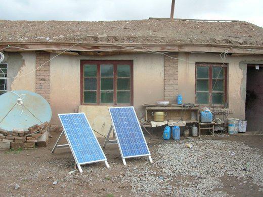 maison d'éleveurs semi-nomade au Qinghai (photo JPDes. 2007) maison d'éleveurs semi-nomade au Qinghai (photo JPDes. 2007)