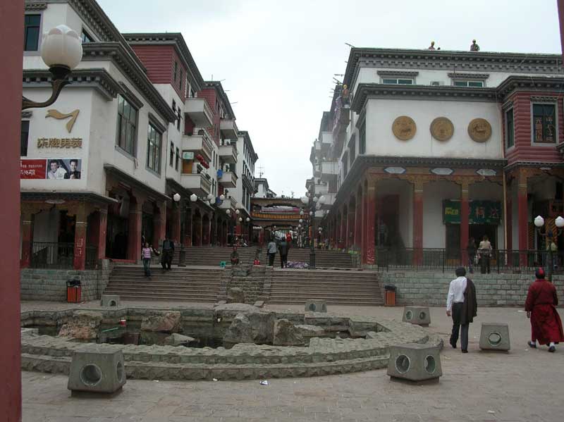 Nouveau centre urbain de Qamdo dans l'Est du Tibet (photo JPDes., 2005)
