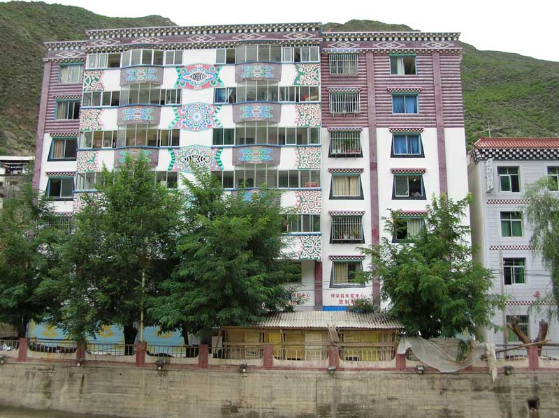 Habitations nouvelles dans une petite ville tibétaine du Sichuan près de Litang (photo JPDes., 2007)