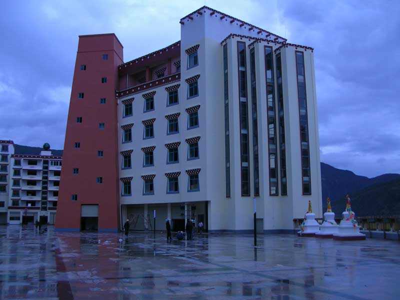 maison communale d'une petite ville près de DaoCheng au Sichuan (photo JPDes., 2007)