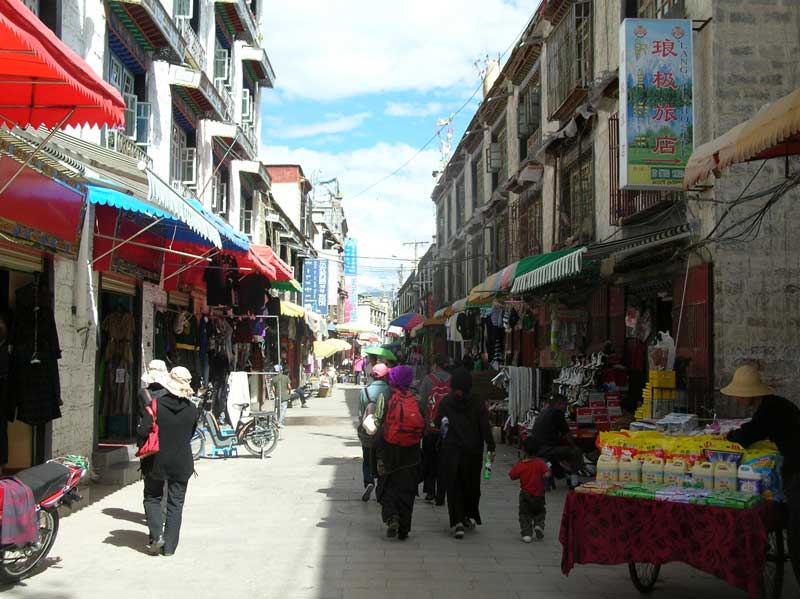 petite rue commerçante du vieux Lhassa (photo JPDes., 2009)