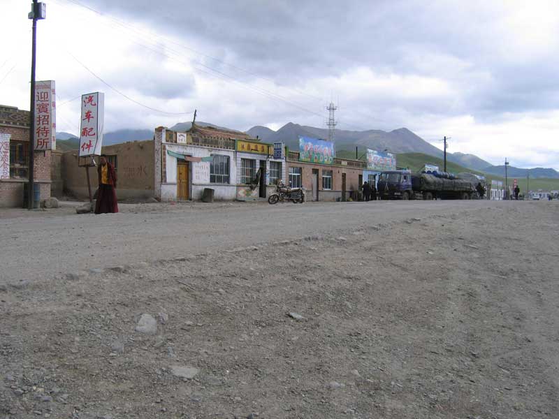 Arrêt routier le long de la grand route (photo JPDes. 2005)