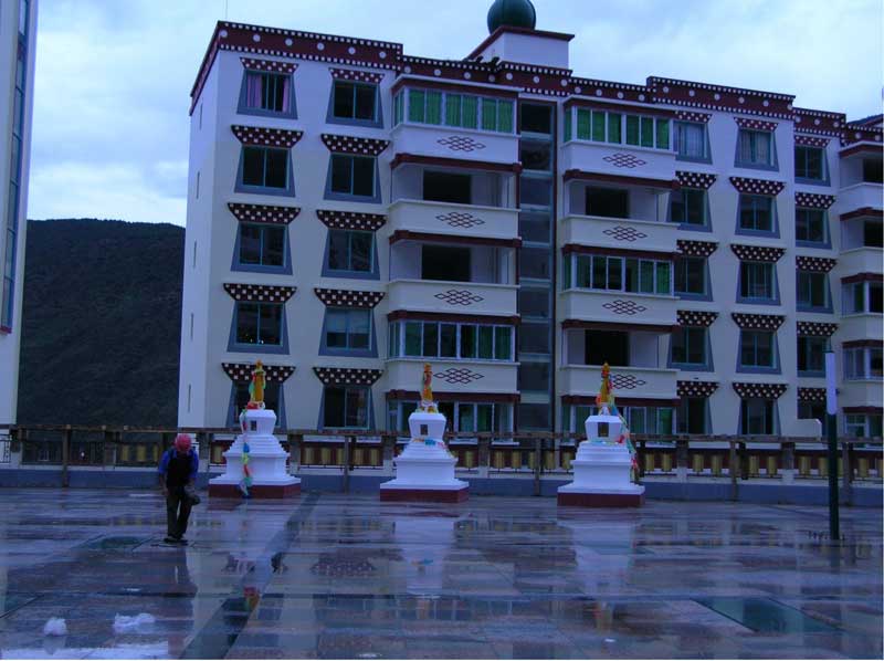  La petite ville de XiangChen au Sichuan, à la tombée de la nuit (photo JPDes., 2007) 