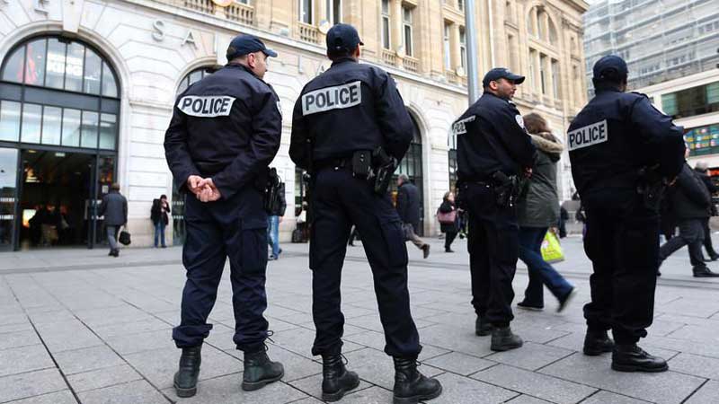 Agents de la police nationale française dans les rues de Strasbourg (photo Wikipédia) Agents de la police nationale française dans les rues de Strasbourg (photo Wikipédia)