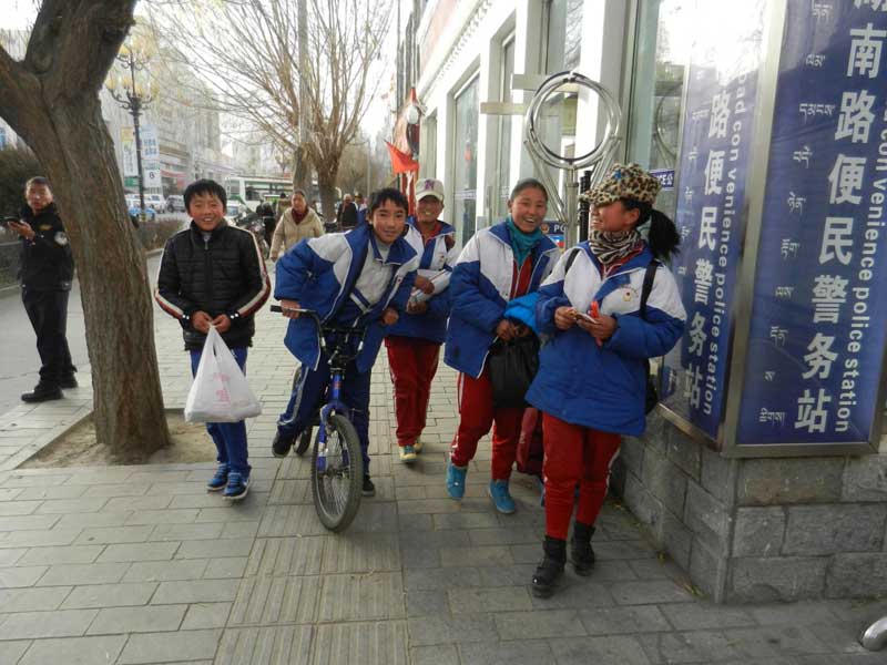 Sortie des classes à Tsetang (photo Thérèse De Ruyt, décembre 2012)