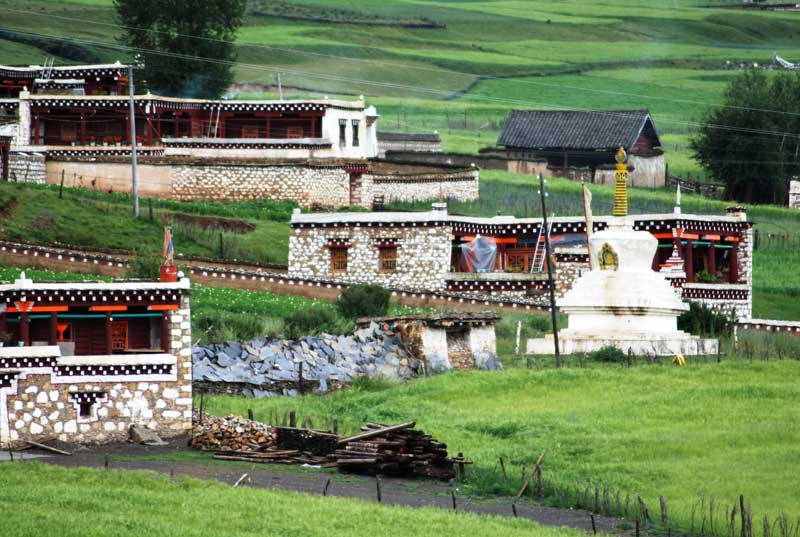 Village du Sichuan à la frontière tibétaine (photo JPDes. 2007)