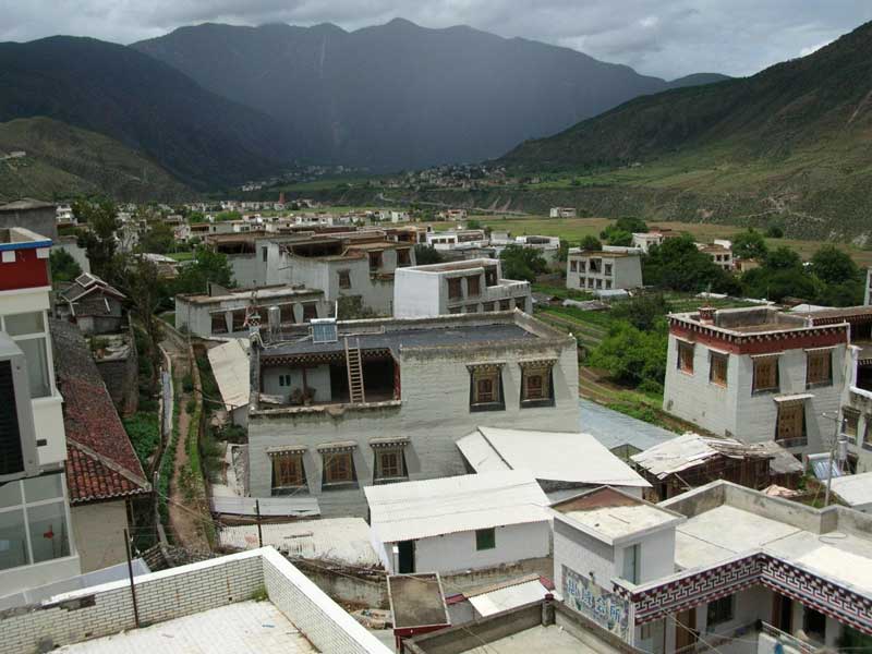 village tibétain actuel avec plusieurs maisons construites récemment (photo JPDes., 2007)