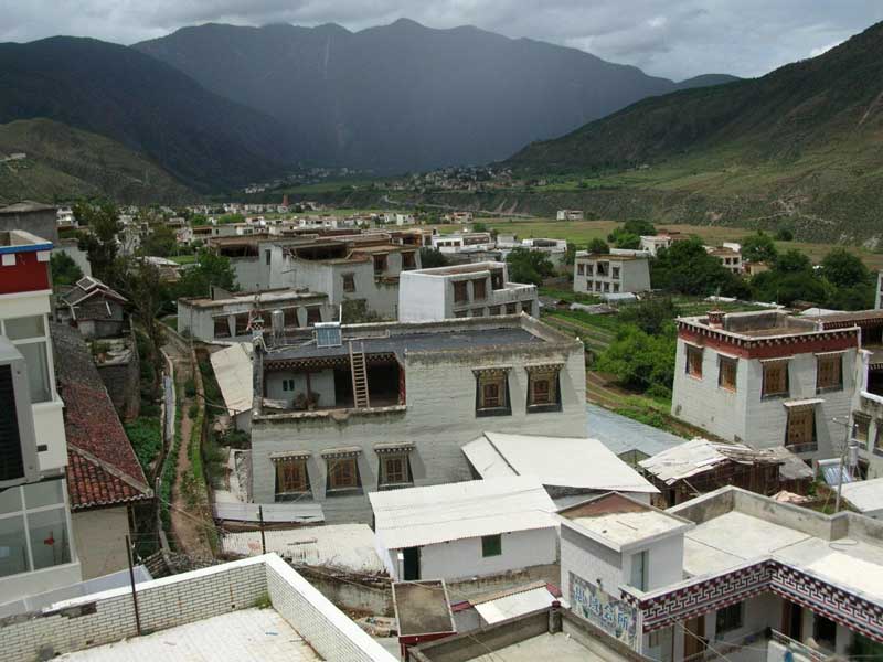 village tibétain actuel avec plusieurs maisons construites récemment (photo JPDes., 2007) village tibétain actuel avec plusieurs maisons construites récemment (photo JPDes., 2007)