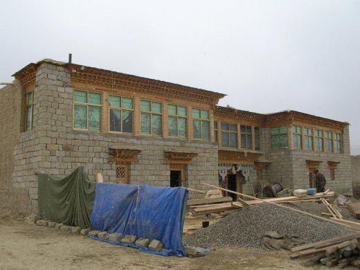 près de Zhongdian (ou Shangrila au Yunnnan), maison en construction (photo JPDes., 2007)