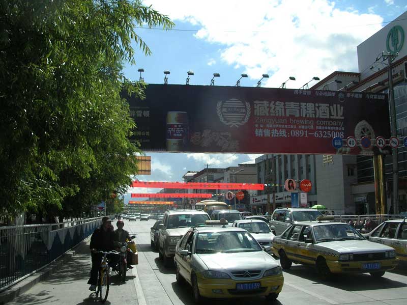 Circulation dans une artère de Lhassa (photo JPDes. 2009)