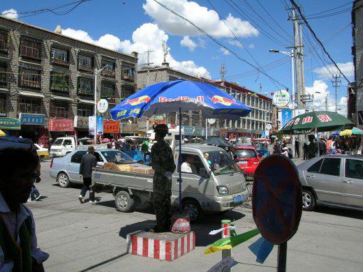 un carrefour à Lhassa ( photo JPDes. 2009)