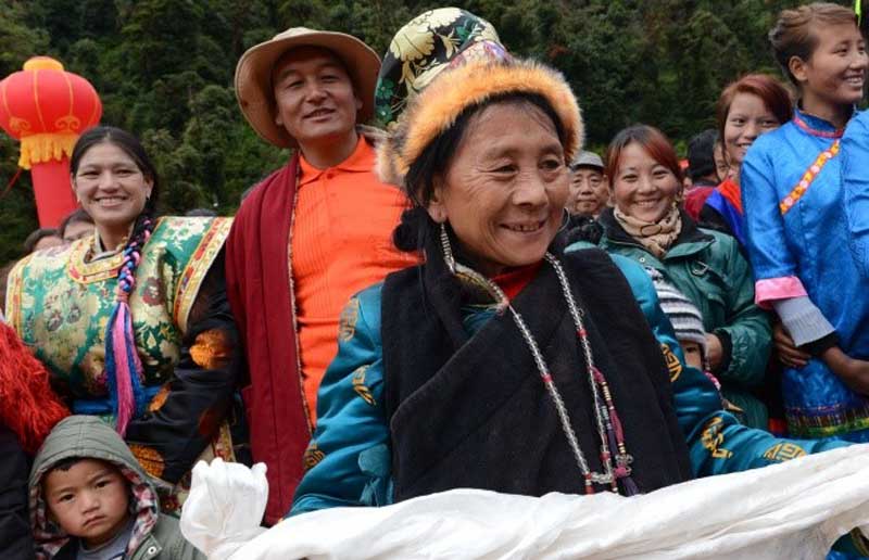 Des Tibétains saluent le passage des premiers véhicules sur une portion de la nouvelle autoroute (Photo Chine-Info, 31/10/2013)