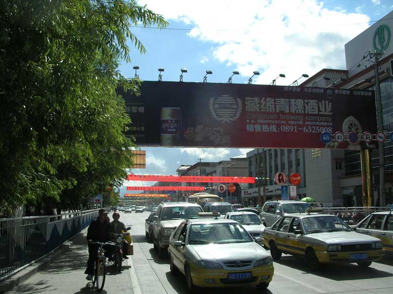 Artère routière à Lhassa (photo JPDes., 2009) Artère routière à Lhassa (photo JPDes., 2009)