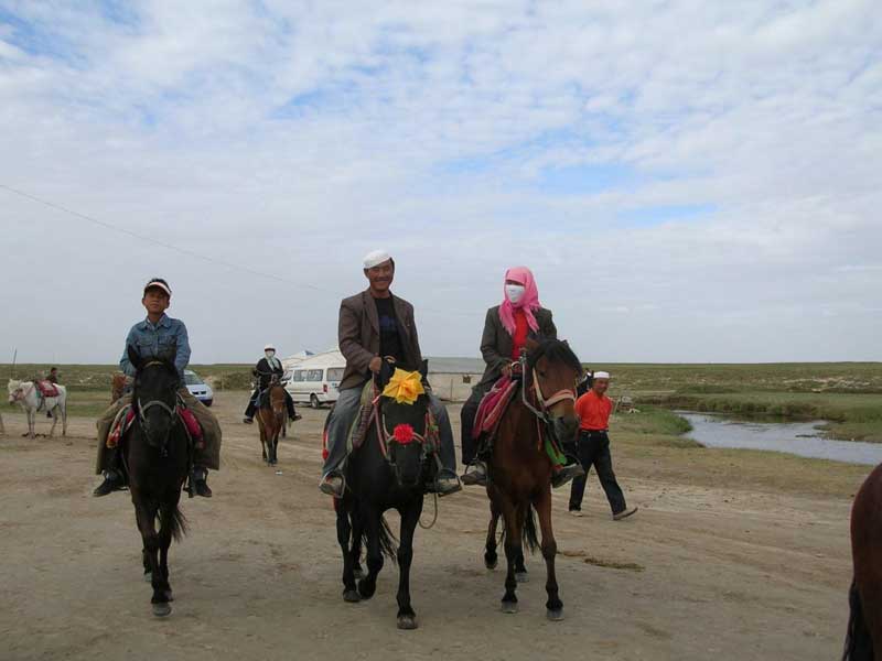 Picknick du dimanche dans un campement mongol aux environs de Golmud au Qinghai (photo JPDes., 2008) Picknick du dimanche dans un campement mongol aux environs de Golmud au Qinghai (photo JPDes., 2008)