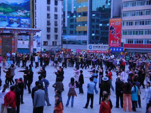 La ville de Kangding, au Sichuan, est un bel exemple de population mixte. Le soir, toute la population danse ensemble sur la grande place de la ville. (photo JPDes. 2008) La ville de Kangding, au Sichuan, est un bel exemple de population mixte. Le soir, toute la population danse ensemble sur la grande place de la ville. (photo JPDes. 2008)