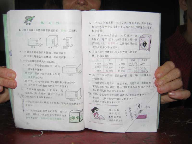 que trouvons-nous dans les bancs de classe ? Un manuel de calcul en chinois...