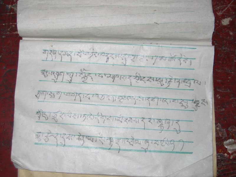 et un cahier d'écriture tibétaine (photos JPDes., 2005) et un cahier d'écriture tibétaine (photos JPDes., 2005)