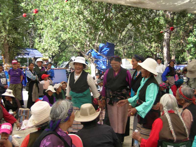chants et danses lors du Shoton au Palais d'été à Lhassa (photo JPDes., 2009)